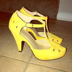Adorable Yellow Pumps